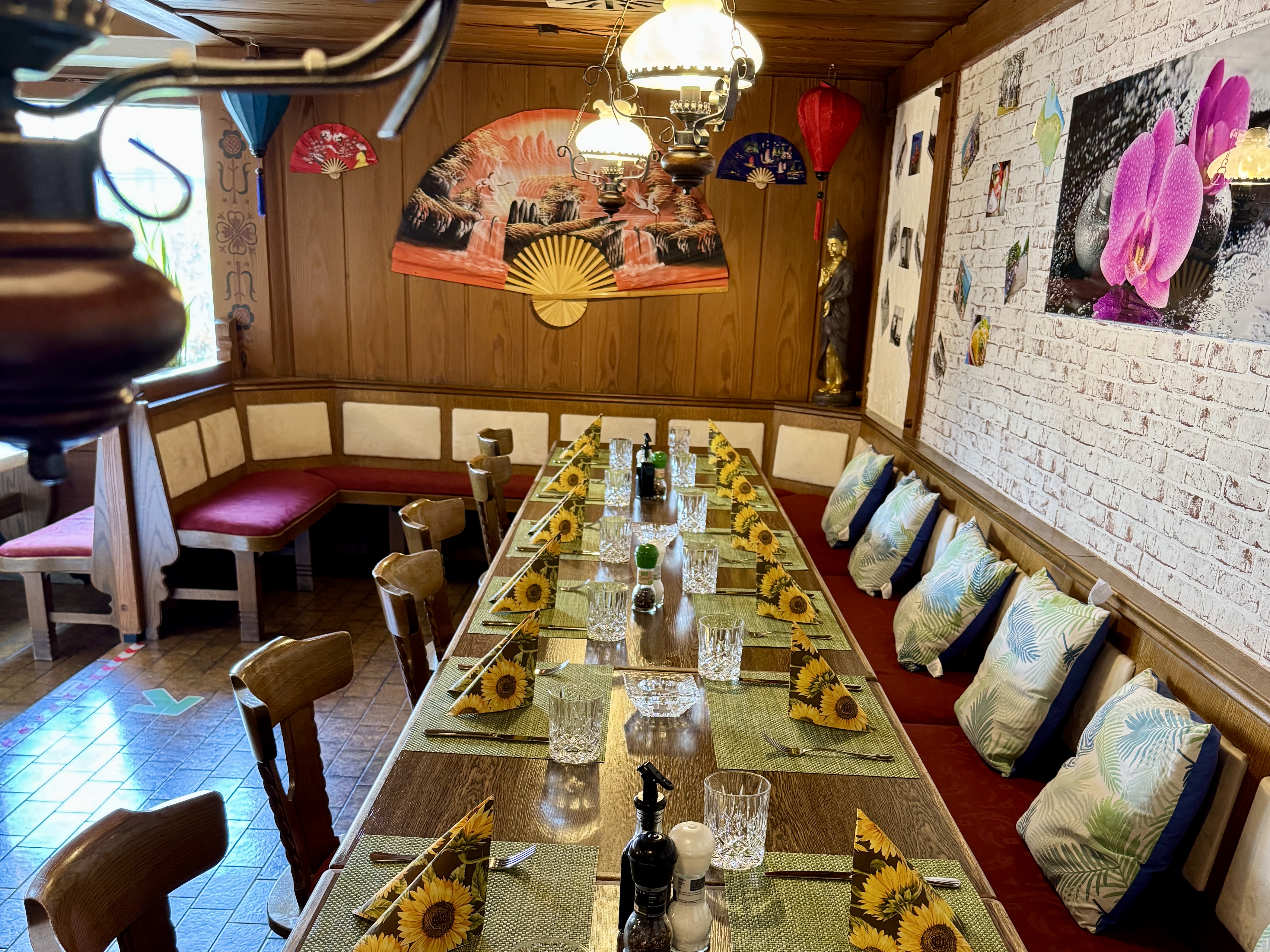 Restaurant: WARME KÜCHE DURCHGEHEND VON MONTAG BIS DIENSTAG um 17:00h bis 22:00h - MITTWOCH BIS SAMSTAG um 12:00h bis 22:00h - SONNTAG und FEIERTAG um 11:30h bis 21:00h.

Zwanglos - Gemütlich - Terrasse - Free Wifi - Parkplätze - Klimatisiert - Haustiere freundlich - 5% Preisnachlass für Barzahlung und GiroCard - Akzeptiert: Barzahlung - EC - Kreditkarte und Apple Pay - Alles Speisen auch zum Mitnehmen! Täglich frische warme Speise, fettarme und Vitaminreiche - Wir freuen uns auf Ihren Besuch! - Gratis Aperitif - Gratis Dessert -
WhatsApp: 0151 57567664
Handynummer: 0152 15771637 - Vietnamesische REISKORN Restaurant Metzingen 