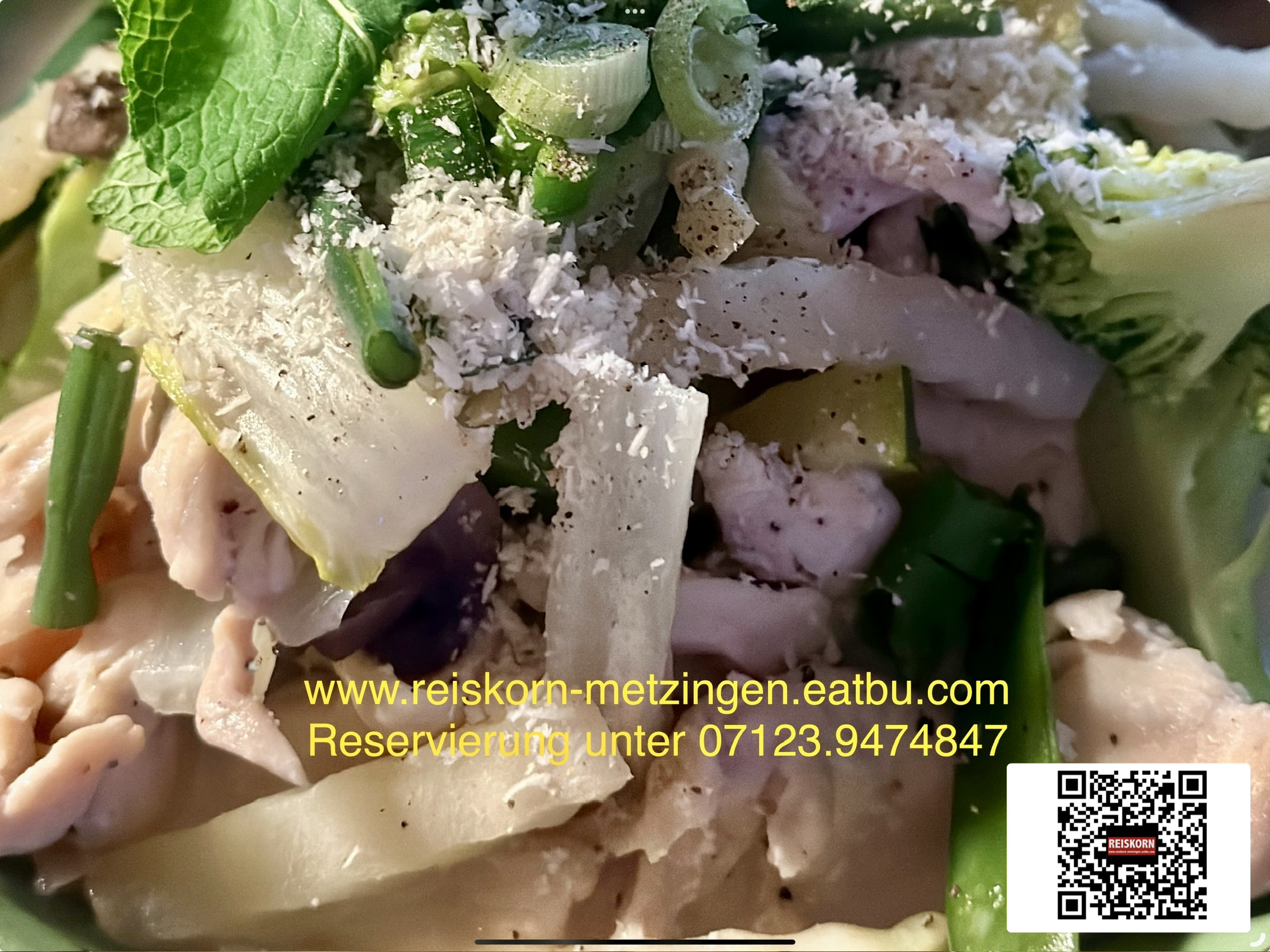 Restaurant: WARME KÜCHE DURCHGEHEND VON MONTAG BIS DIENSTAG um 17:00h bis 22:00h - MITTWOCH BIS SAMSTAG um 12:00h bis 22:00h - SONNTAG und FEIERTAG um 11:30h bis 21:00h.

Zwanglos - Gemütlich - Terrasse - Free Wifi - Parkplätze - Klimatisiert - Haustiere freundlich - 5% Preisnachlass für Barzahlung und GiroCard - Akzeptiert: Barzahlung - EC - Kreditkarte und Apple Pay - Alles Speisen auch zum Mitnehmen! Täglich frische warme Speise, fettarme und Vitaminreiche - Wir freuen uns auf Ihren Besuch! - Gratis Aperitif - Gratis Dessert -
WhatsApp: 0151 57567664
Handynummer: 0152 15771637 - Vietnamesische REISKORN Restaurant Metzingen 
