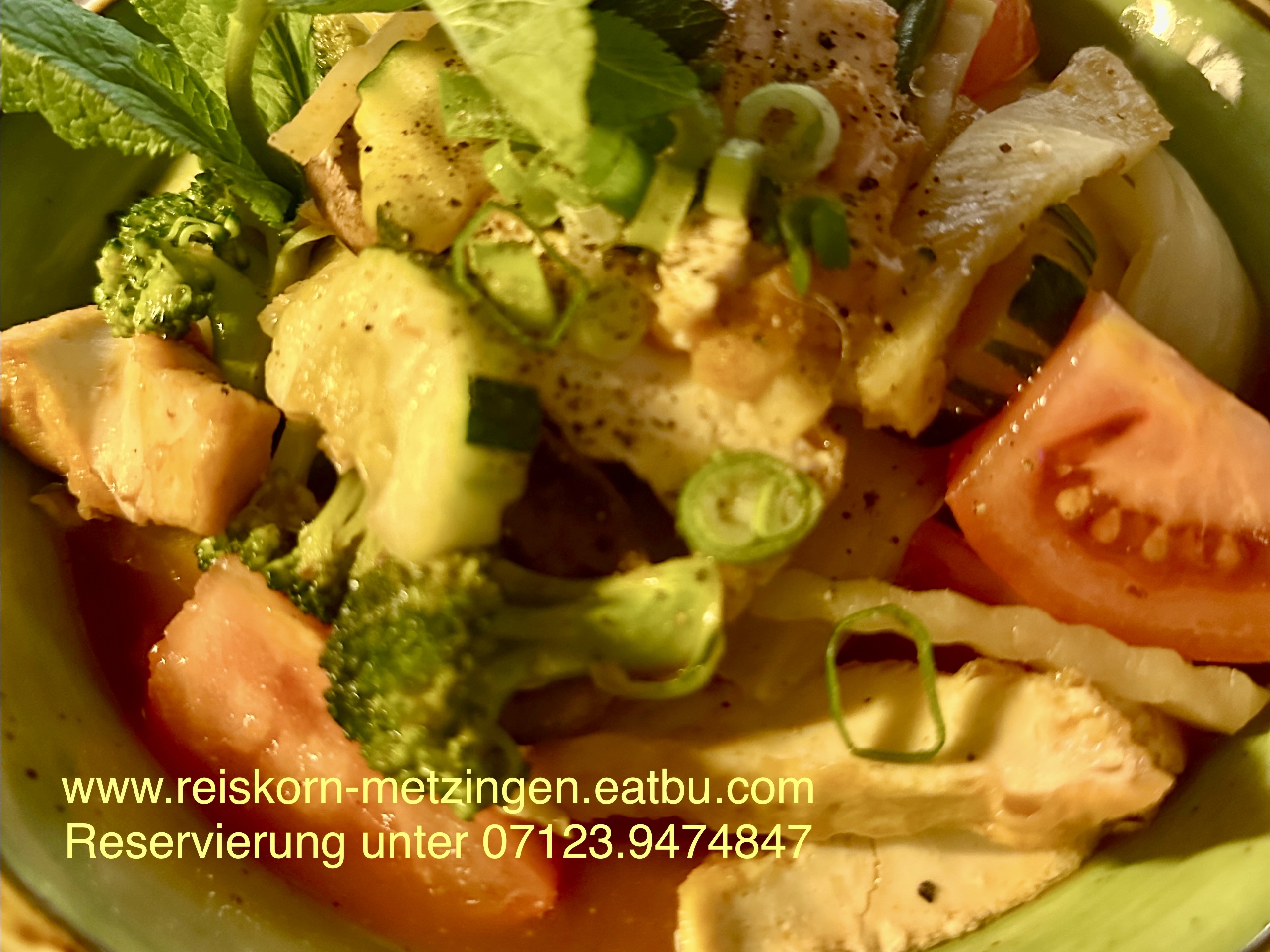Restaurant: WARME KÜCHE DURCHGEHEND VON MONTAG BIS DIENSTAG um 17:00h bis 22:00h - MITTWOCH BIS SAMSTAG um 12:00h bis 22:00h - SONNTAG und FEIERTAG um 11:30h bis 21:00h.

Zwanglos - Gemütlich - Terrasse - Free Wifi - Parkplätze - Klimatisiert - Haustiere freundlich - 5% Preisnachlass für Barzahlung und GiroCard - Akzeptiert: Barzahlung - EC - Kreditkarte und Apple Pay - Alles Speisen auch zum Mitnehmen! Täglich frische warme Speise, fettarme und Vitaminreiche - Wir freuen uns auf Ihren Besuch! - Gratis Aperitif - Gratis Dessert -
WhatsApp: 0151 57567664
Handynummer: 0152 15771637 - Vietnamesische REISKORN Restaurant Metzingen 