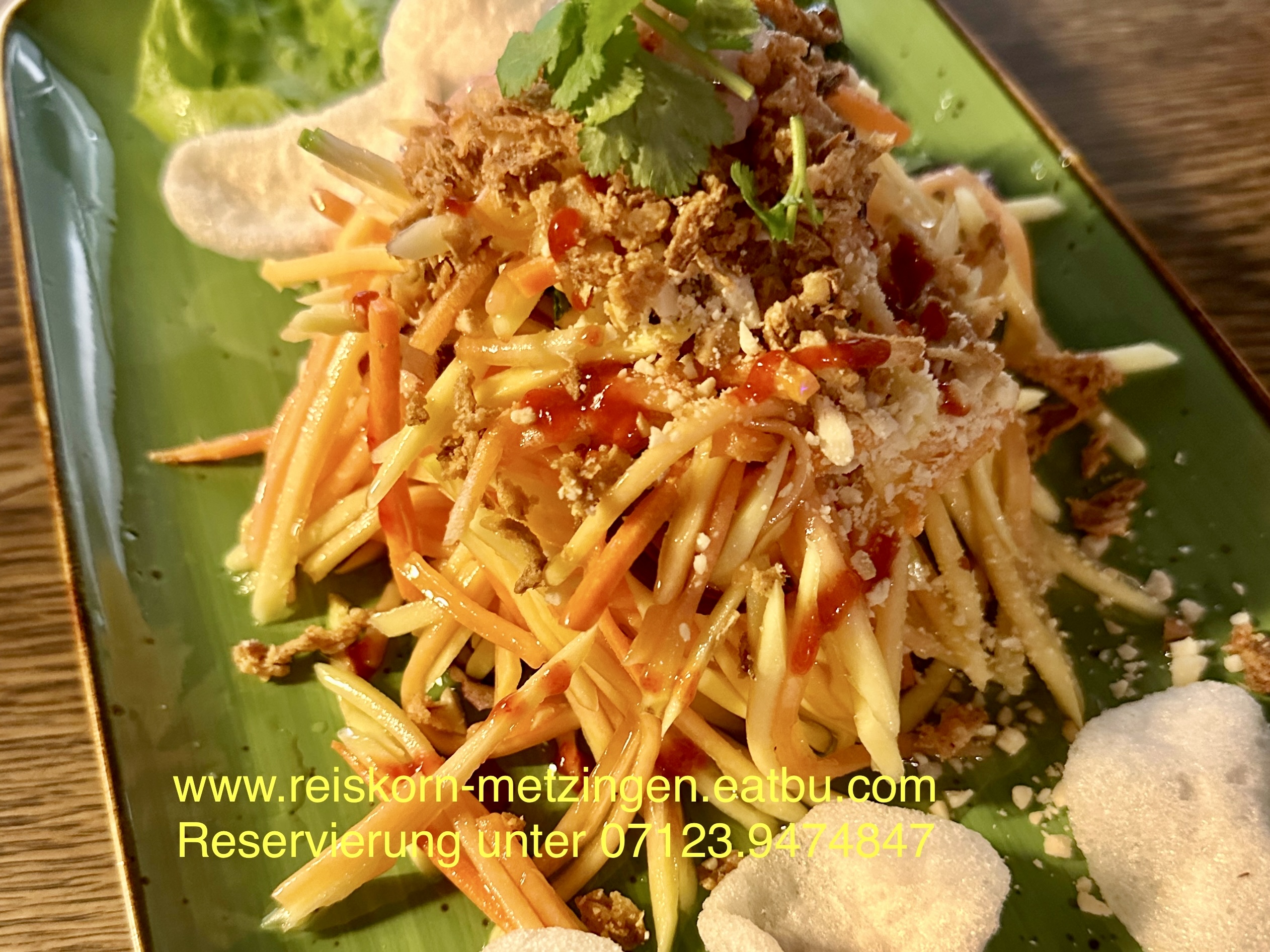 Restaurant: WARME KÜCHE DURCHGEHEND VON MONTAG BIS DIENSTAG um 17:00h bis 22:00h - MITTWOCH BIS SAMSTAG um 12:00h bis 22:00h - SONNTAG und FEIERTAG um 11:30h bis 21:00h.

Zwanglos - Gemütlich - Terrasse - Free Wifi - Parkplätze - Klimatisiert - Haustiere freundlich - 5% Preisnachlass für Barzahlung und GiroCard - Akzeptiert: Barzahlung - EC - Kreditkarte und Apple Pay - Alles Speisen auch zum Mitnehmen! Täglich frische warme Speise, fettarme und Vitaminreiche - Wir freuen uns auf Ihren Besuch! - Gratis Aperitif - Gratis Dessert -
WhatsApp: 0151 57567664
Handynummer: 0152 15771637 - Vietnamesische REISKORN Restaurant Metzingen 