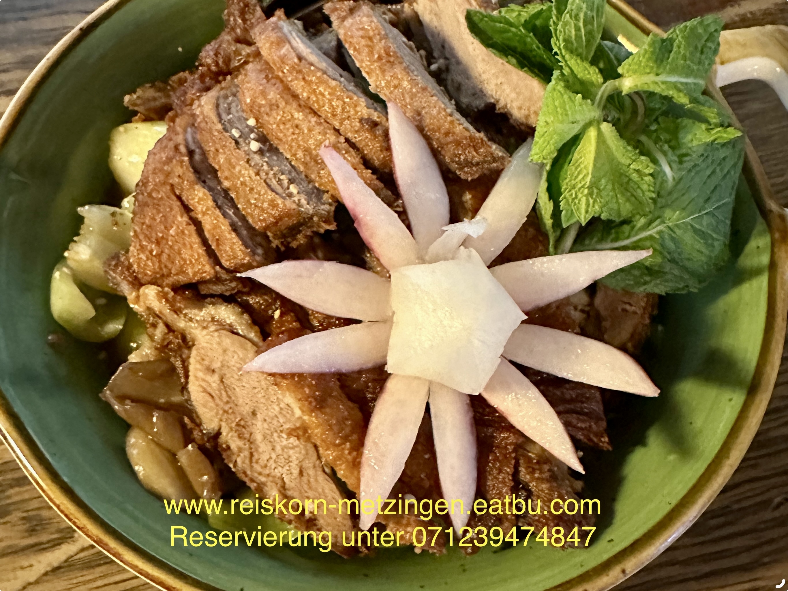 Restaurant: WARME KÜCHE DURCHGEHEND VON MONTAG BIS DIENSTAG um 17:00h bis 22:00h - MITTWOCH BIS SAMSTAG um 12:00h bis 22:00h - SONNTAG und FEIERTAG um 11:30h bis 21:00h.

Zwanglos - Gemütlich - Terrasse - Free Wifi - Parkplätze - Klimatisiert - Haustiere freundlich - 5% Preisnachlass für Barzahlung und GiroCard - Akzeptiert: Barzahlung - EC - Kreditkarte und Apple Pay - Alles Speisen auch zum Mitnehmen! Täglich frische warme Speise, fettarme und Vitaminreiche - Wir freuen uns auf Ihren Besuch! - Gratis Aperitif - Gratis Dessert -
WhatsApp: 0151 57567664
Handynummer: 0152 15771637 - Vietnamesische REISKORN Restaurant Metzingen 