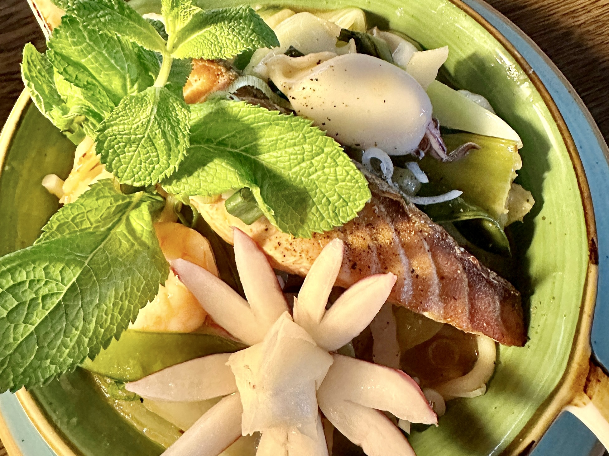 Restaurant: WARME KÜCHE DURCHGEHEND VON MONTAG BIS DIENSTAG um 17:00h bis 22:00h - MITTWOCH BIS SAMSTAG um 12:00h bis 22:00h - SONNTAG und FEIERTAG um 11:30h bis 21:00h.

Zwanglos - Gemütlich - Terrasse - Free Wifi - Parkplätze - Klimatisiert - Haustiere freundlich - 5% Preisnachlass für Barzahlung und GiroCard - Akzeptiert: Barzahlung - EC - Kreditkarte und Apple Pay - Alles Speisen auch zum Mitnehmen! Täglich frische warme Speise, fettarme und Vitaminreiche - Wir freuen uns auf Ihren Besuch! - Gratis Aperitif - Gratis Dessert -
WhatsApp: 0151 57567664
Handynummer: 0152 15771637 - Vietnamesische REISKORN Restaurant Metzingen 