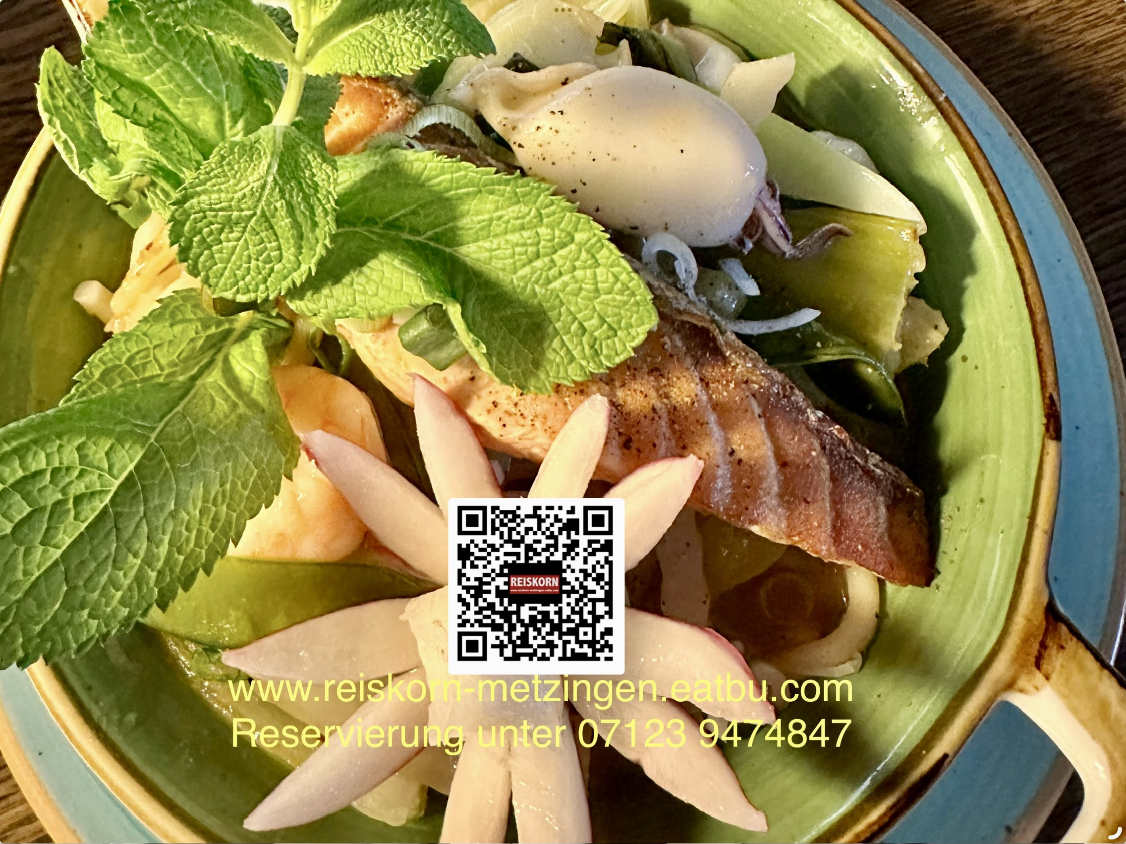 Restaurant: WARME KÜCHE DURCHGEHEND VON MONTAG BIS DIENSTAG um 17:00h bis 22:00h - MITTWOCH BIS SAMSTAG um 12:00h bis 22:00h - SONNTAG und FEIERTAG um 11:30h bis 21:00h.

Zwanglos - Gemütlich - Terrasse - Free Wifi - Parkplätze - Klimatisiert - Haustiere freundlich - 5% Preisnachlass für Barzahlung und GiroCard - Akzeptiert: Barzahlung - EC - Kreditkarte und Apple Pay - Alles Speisen auch zum Mitnehmen! Täglich frische warme Speise, fettarme und Vitaminreiche - Wir freuen uns auf Ihren Besuch! - Gratis Aperitif - Gratis Dessert -
WhatsApp: 0151 57567664
Handynummer: 0152 15771637 - Vietnamesische REISKORN Restaurant Metzingen 