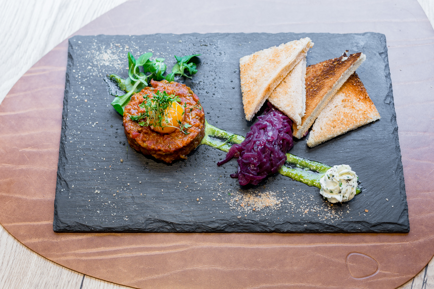 Essen-gehen - grüner Gastgarten - Wien Mariahilf - Beef Tartare - GO!Wien