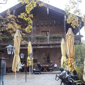 Restaurant: Das Gasthaus Tirolergarten oberhalb dem Tiergarten von außen im Herbst - Gasthaus Tirolergarten