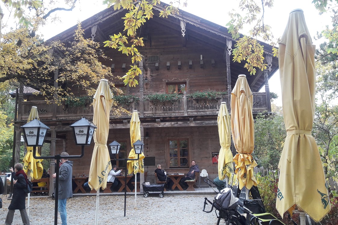 Restaurant: Das Gasthaus Tirolergarten oberhalb dem Tiergarten von außen im Herbst - Gasthaus Tirolergarten
