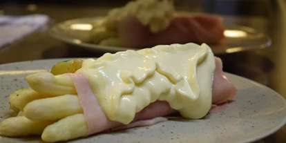 Essen-gehen - Sitzplätze im Freien - Wien Wieden - Marchfelder Spargel Hollondaise Beinschinken Babyerdäpfel - Witwe Bolte