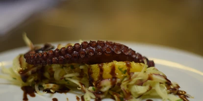 Essen-gehen - Sitzplätze im Freien - Wien Wieden - Oktopus vom Grill Orange Fenchel - Witwe Bolte