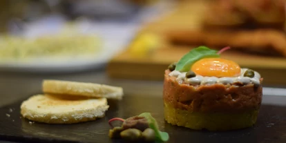 Essen-gehen - Sitzplätze im Freien - Wien Wieden - Beef Tartar Dotter Rösti Trüffel Mayonnaise - Witwe Bolte