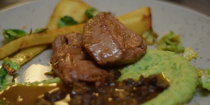 Essen-gehen - Sitzplätze im Freien - Wien Wieden - Kalbsfilet Bärlauch Püree Pastinake - Witwe Bolte