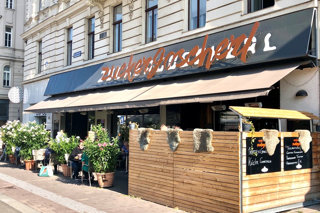 Restaurant: Schanigarten 
Mit VIP Lounge für bis zu 20 Personen  - Zuckergoscherl am Rochusmarkt