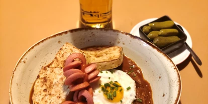 Essen-gehen - Sitzplätze im Freien - Wien Wieden - Fiakergulasch - Zuckergoscherl am Rochusmarkt