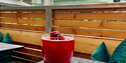 Essen-gehen - Sitzplätze im Freien - Wien Wieden - Frischer Himbeersaft - Zuckergoscherl am Rochusmarkt