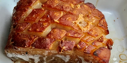 Essen-gehen - Sitzplätze im Freien - Wien Wieden - So schaut Ihr bester Schweinsbraten kurz nachdem Sie ihm aus den Ofen genommen haben aus  - Zuckergoscherl am Rochusmarkt