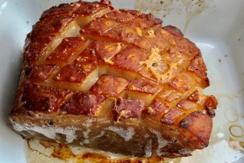 Restaurant: So schaut Ihr bester Schweinsbraten kurz nachdem Sie ihm aus den Ofen genommen haben aus  - Zuckergoscherl am Rochusmarkt