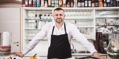Essen-gehen - Sitzplätze im Freien - Wien Wieden - Geschäftsführer Mato Leho - Fischrestaurant Kaj