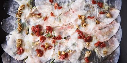 Essen-gehen - Sitzplätze im Freien - Wien Wieden - Schwertfisch Carpaccio - Fischrestaurant Kaj