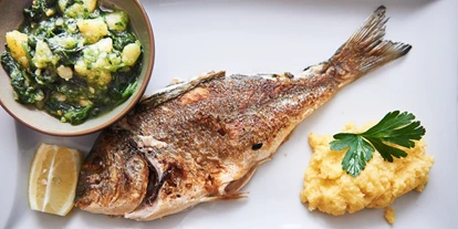 Essen-gehen - Sitzplätze im Freien - Wien Wieden - Orada gegrillt mit cremiger Polenta und Spinatkartoffeln - Fischrestaurant Kaj