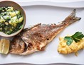 Restaurant: Orada gegrillt mit cremiger Polenta und Spinatkartoffeln - Fischrestaurant Kaj
