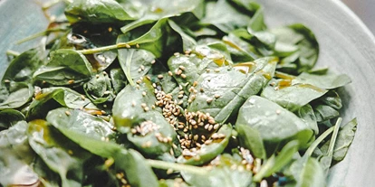 Essen-gehen - Sitzplätze im Freien - Wien Wieden - Spinach & Truffle Salad - IkI Restaurant