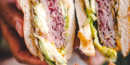 Essen-gehen - Sitzplätze im Freien - Wien Wieden - Teriyaki Beef Burger  - IkI Restaurant