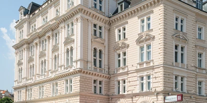 Essen-gehen - Sitzplätze im Freien - Wien Wieden - Restaurant Roth im Hotel Regina - Blick von der Währingerstraße - Roth