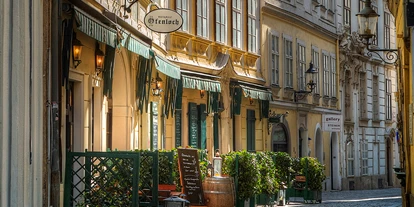 Essen-gehen - Sitzplätze im Freien - Wien Wieden - Außenansicht in der ruhigen Kurrentgasse - Ofenloch