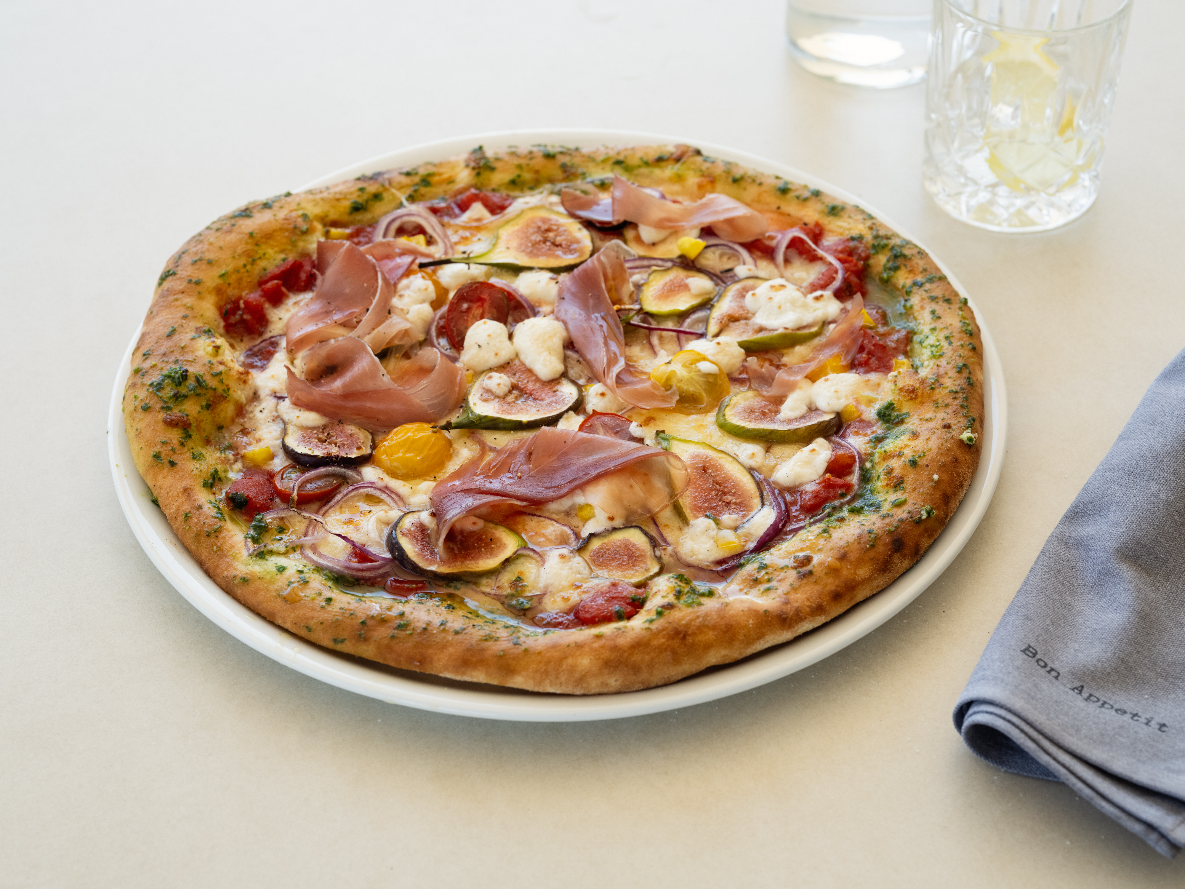 Essen-gehen - Art der Küche: österreichisch - Wien-Stadt Innere Stadt - Restaurant Bereich mit Kamin am Donau-Pizza - Ristorante Va Bene
