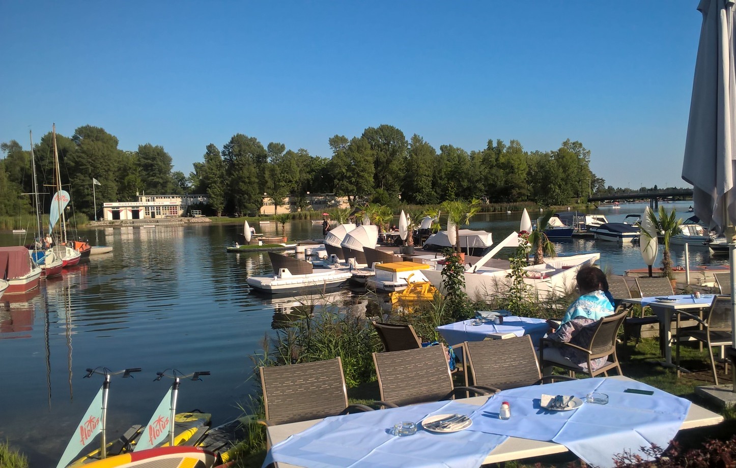 Essen-gehen - Wien-Stadt Margareten - Gastgarten direkt am Wasser - nehmen Sie Urlaub vom Alltag - Zum Schinakl