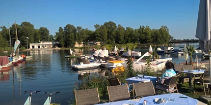 Essen-gehen - Sitzplätze im Freien - Wien Wieden - Gastgarten direkt am Wasser - nehmen Sie Urlaub vom Alltag - Zum Schinakl