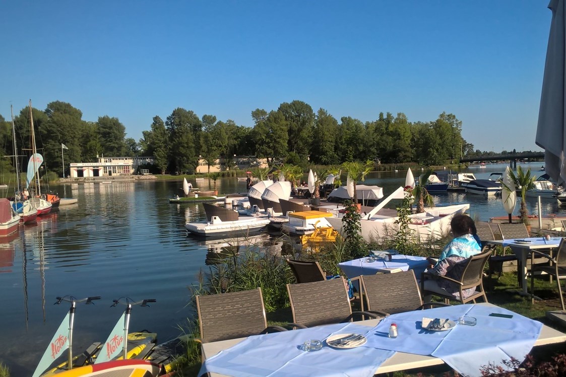 Restaurant: Gastgarten direkt am Wasser - nehmen Sie Urlaub vom Alltag - Zum Schinakl