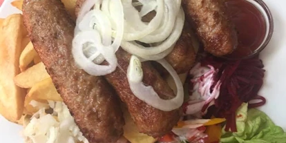 Essen-gehen - Sitzplätze im Freien - Wien Wieden - Cevapcici mit Pommes - Wiesenstadt
