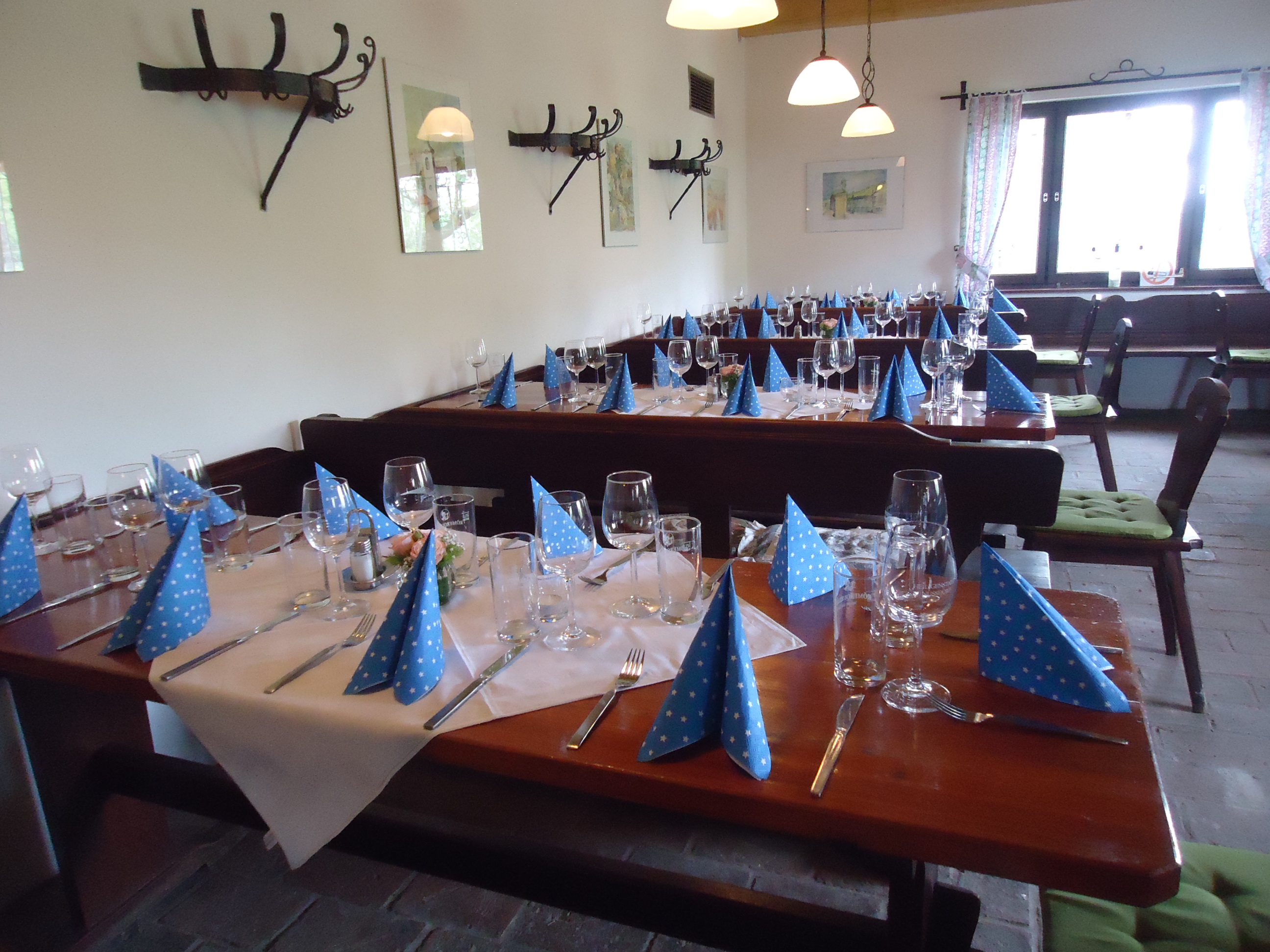 Essen-gehen - grüner Gastgarten - Wien Mariahilf - Innenraum für max.60 Pers.bei Heurigen Sirbu -  Heuriger Sirbu