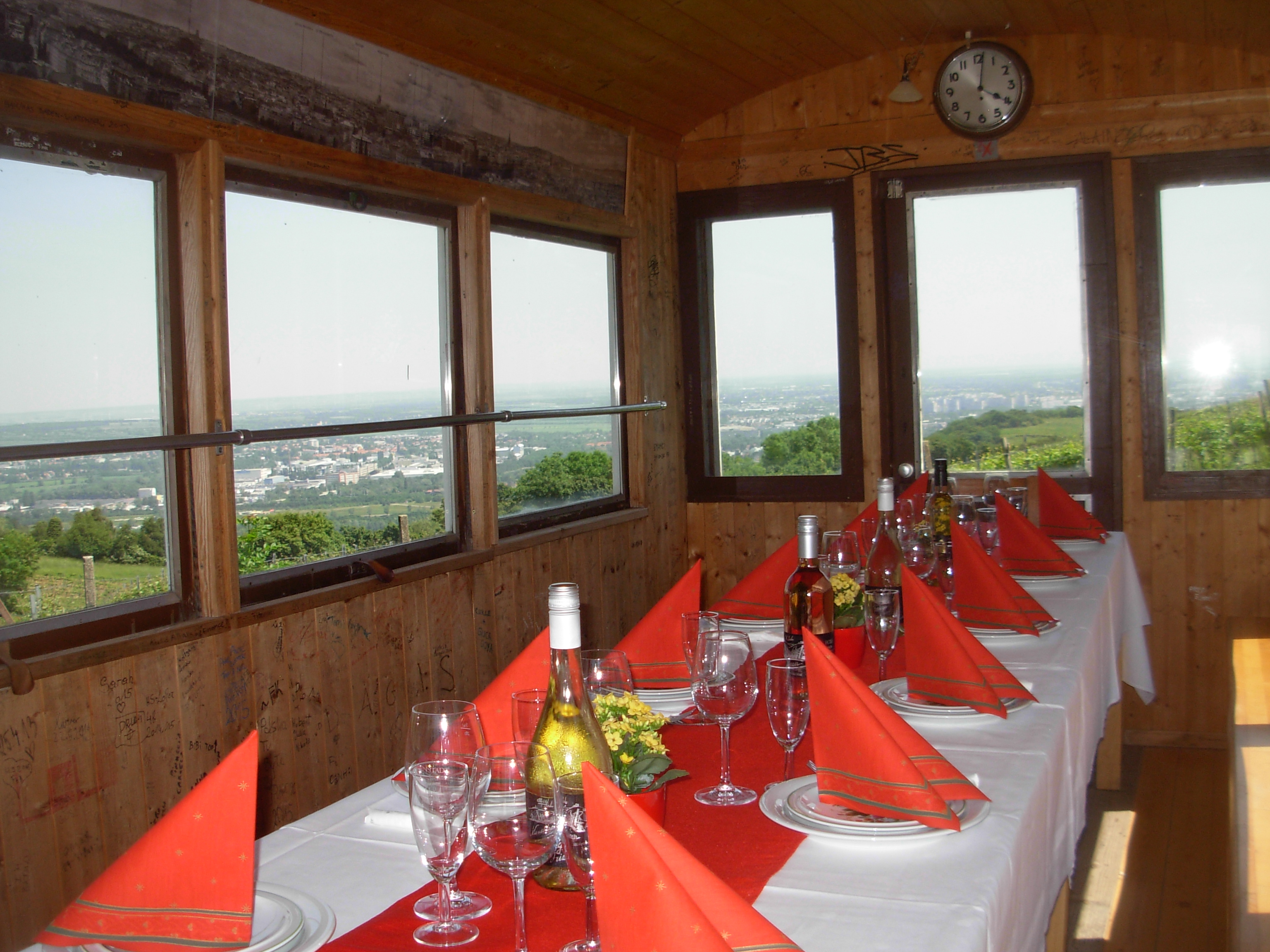 Essen-gehen - grüner Gastgarten - Wien Mariahilf - Innen im Riesenradwaggon bei Heuriger Sirbu -  Heuriger Sirbu