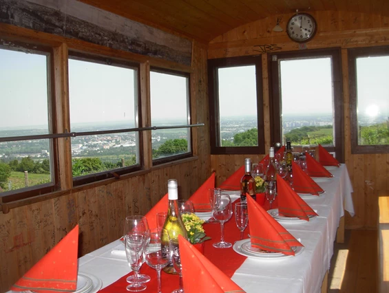 Restaurant: Innen im Riesenradwaggon bei Heuriger Sirbu -  Heuriger Sirbu