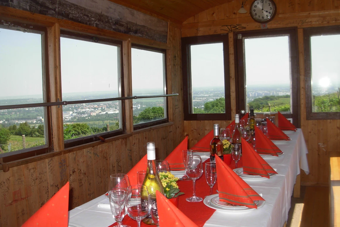 Restaurant: Innen im Riesenradwaggon bei Heuriger Sirbu -  Heuriger Sirbu
