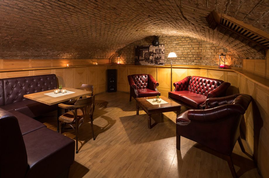 Essen-gehen - grüner Gastgarten - Wien Mariahilf - The Highlander