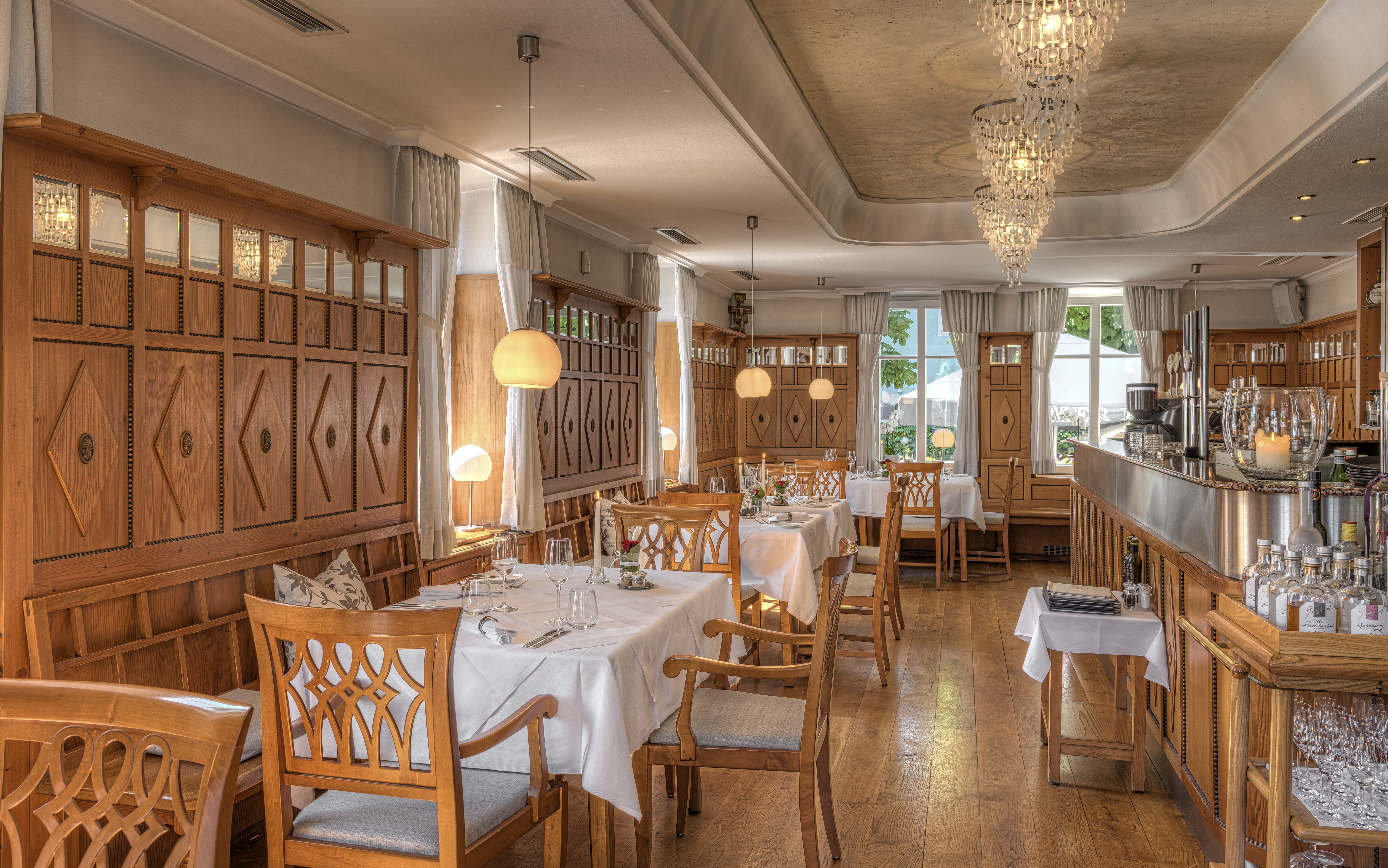Essen-gehen - Mahlzeiten: Mittagessen - Österreich - Innenbereich mit Bar des Restaraunt Riedenburg  - Restaurant Riedenburg