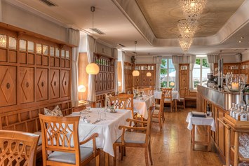 Restaurant: Innenbereich mit Bar des Restaraunt Riedenburg  - Restaurant Riedenburg
