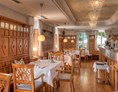 Restaurant: Innenbereich mit Bar des Restaraunt Riedenburg  - Restaurant Riedenburg
