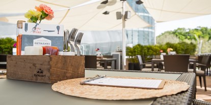 Essen-gehen - Mahlzeiten: Mittagessen - Outdoor Lounge im Red Bull Hangar-7