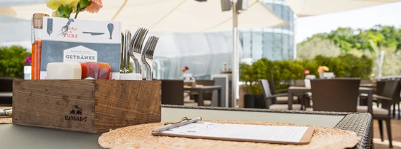Restaurant: Outdoor Lounge im Red Bull Hangar-7