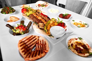 Restaurant: Original libanesische Gerichte. Viele verschiedene Mezze Gerichte und Fleischplatte für mehr als 2 Personen. - Qadmous Libanesisches Restaurant Berlin