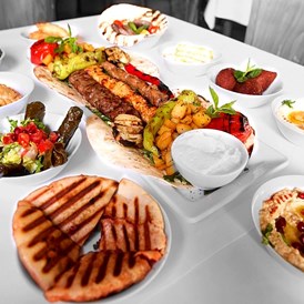 Restaurant: Original libanesische Gerichte. Viele verschiedene Mezze Gerichte und Fleischplatte für mehr als 2 Personen. - Qadmous Libanesisches Restaurant Berlin