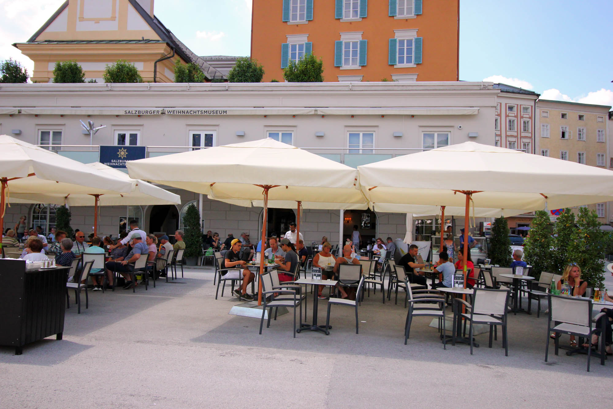 Essen-gehen - Sitzplätze im Freien - Tennengau - Café Glockenspiel