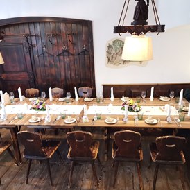Restaurant: Der Stammtisch für eine Hochzeit festlich gedeckt - Die Stube im Maximilianhof 