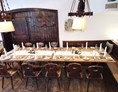 Restaurant: Der Stammtisch für eine Hochzeit festlich gedeckt - Die Stube im Maximilianhof 