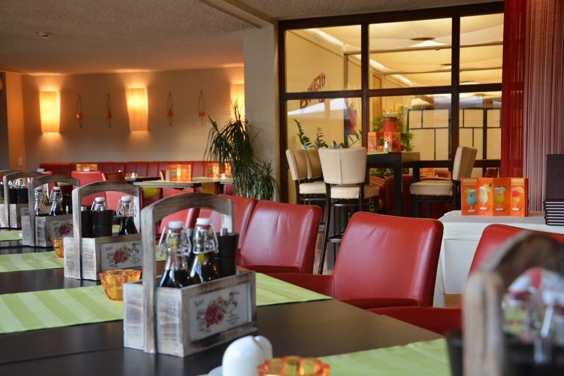 Restaurant: Gemütliches Ambiente mit herrlichem Blick in den Garten - La Lontra, Pizzeria im Parkhotel Brunauer