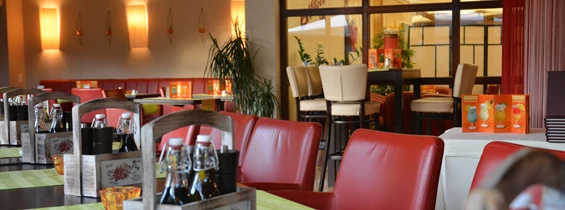 Restaurant: Gemütliches Ambiente mit herrlichem Blick in den Garten - La Lontra, Pizzeria im Parkhotel Brunauer