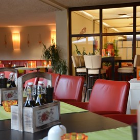 Restaurant: Gemütliches Ambiente mit herrlichem Blick in den Garten - La Lontra, Pizzeria im Parkhotel Brunauer